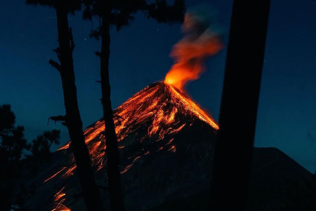 Hiking-the-Acatenango-Volcano-Fuego-Erupting