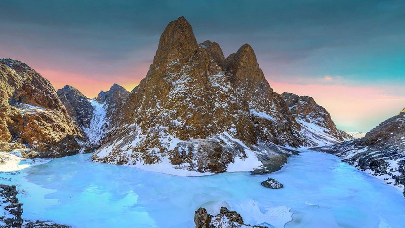 Yolyn Am (Eagle Valley) — A Hidden Ice Gorge in the Desert