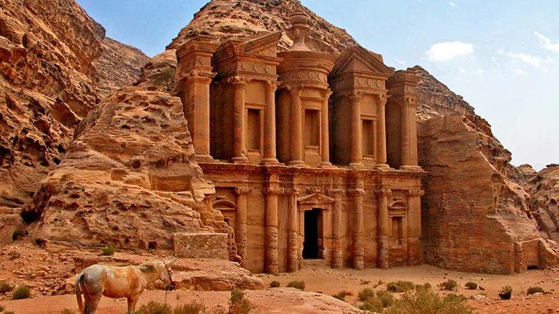 Petra travel guide - The iconic Treasury facade in Jordan's Rose-Red City